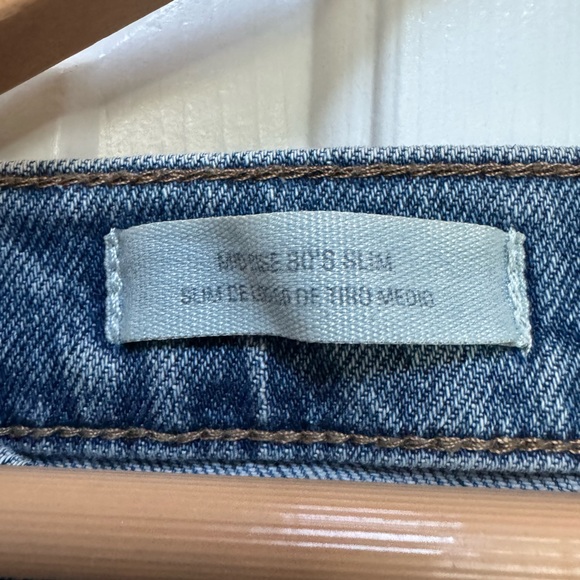 Universal Thread Women's Mid Rise 80’s slim leg, button fly light wash - Picture 6 of 9